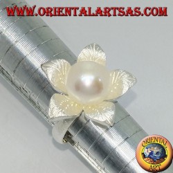 Bague en argent satiné en forme de fleur avec une perle centrale