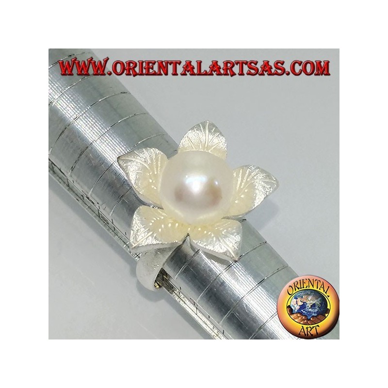 Blumenförmiger Satin-Silberring mit zentraler Perle