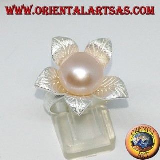 Bague en argent satiné en forme de fleur avec une perle rose centrale