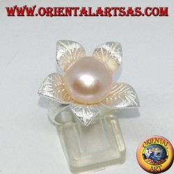 Flower-shaped satin silver ring with a central pink pearl