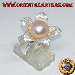 Anillo de plata satinado con forma de flor con una perla rosa central.