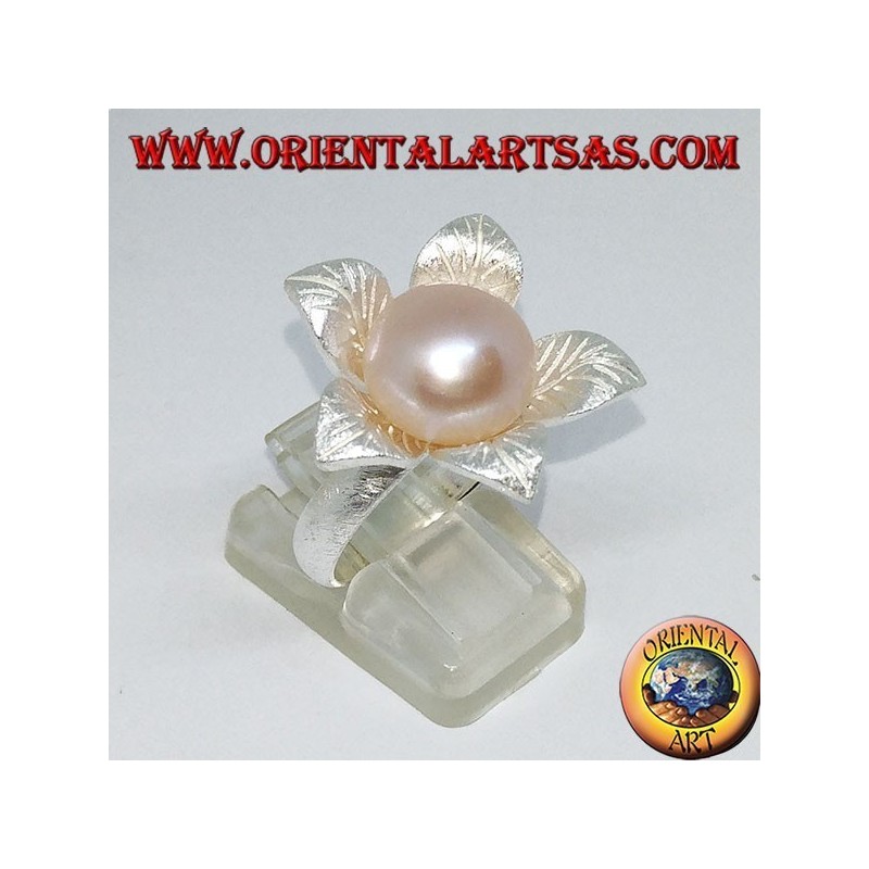 Anillo de plata satinado con forma de flor con una perla rosa central.
