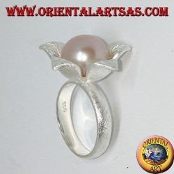 Flower-shaped satin silver ring with a central pink pearl