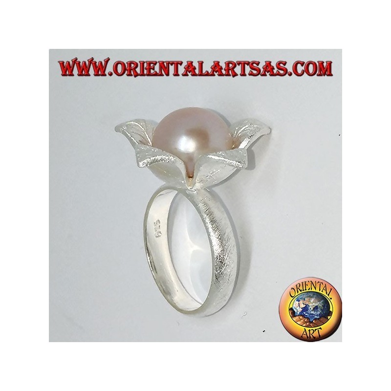 Bague en argent satiné en forme de fleur avec une perle rose centrale