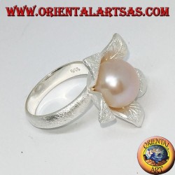 Anillo de plata satinado con forma de flor con una perla rosa central.