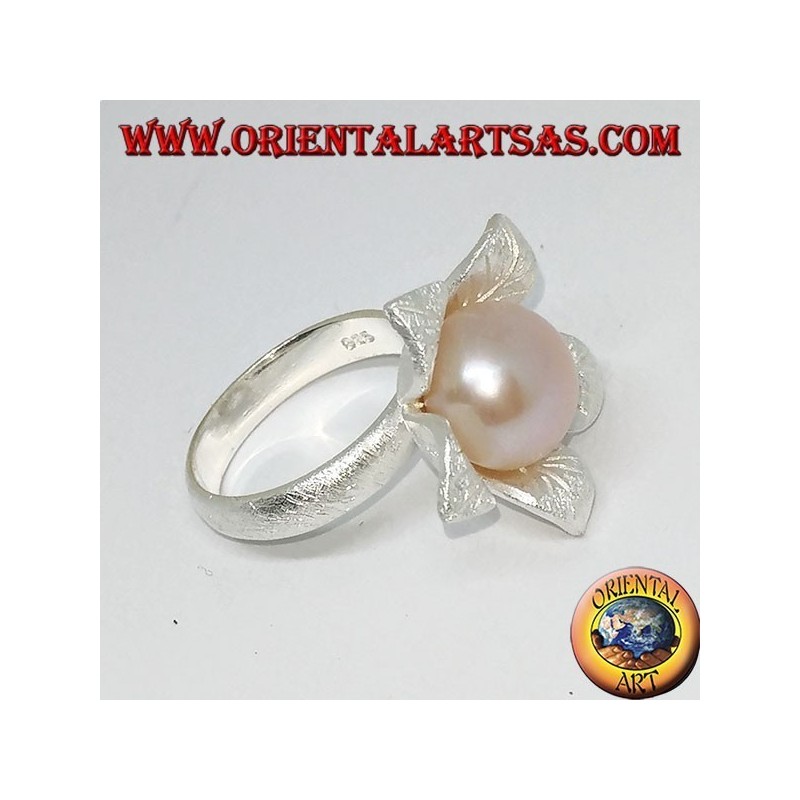Anillo de plata satinado con forma de flor con una perla rosa central.