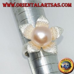 Anillo de plata satinado con forma de flor con una perla rosa central.