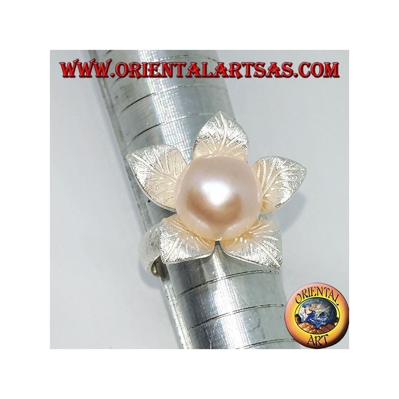 Blumenförmiger Satin-Silberring mit einer zentralen rosa Perle