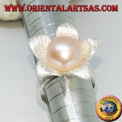Anillo de plata satinado con forma de flor con una perla rosa central.