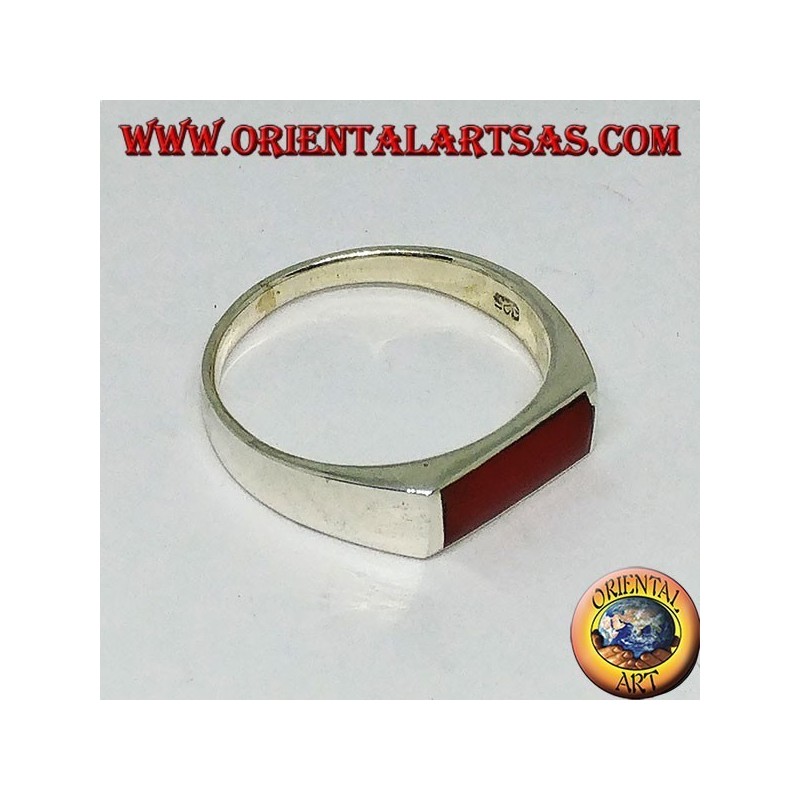 Anillo de plata con cornalina rectangular estrecha.