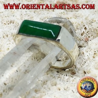 Anillo de plata con ágata verde estrecha y rectangular.