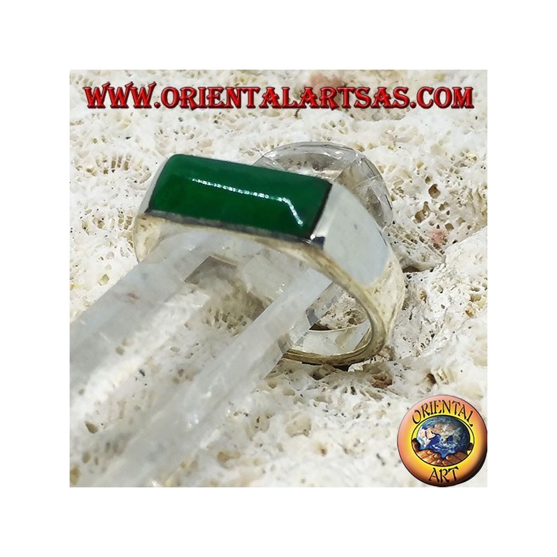 Anillo de plata con ágata verde estrecha y rectangular.