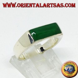 Anillo de plata con ágata verde estrecha y rectangular.