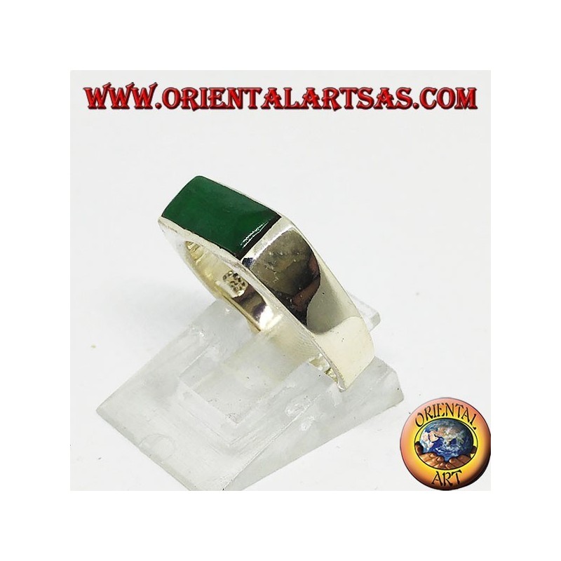 Anillo de plata con ágata verde estrecha y rectangular.
