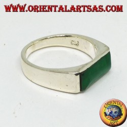 Anillo de plata con ágata verde estrecha y rectangular.