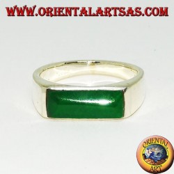 Anillo de plata con ágata verde estrecha y rectangular.