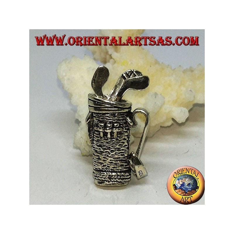 Colgante de plata, bolsa de golf con palos.