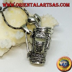 Colgante de plata, bolsa de golf con palos.
