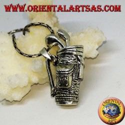 Colgante de plata, bolsa de golf con palos.