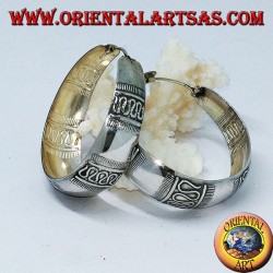 Pendientes de plata con un anillo redondo de borde ancho con decoración de onda transversal