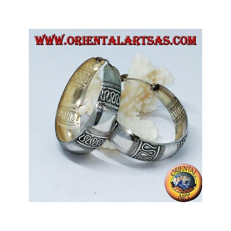 Boucles d'oreilles en argent avec une bague ronde à large contour avec une décoration en forme de vague transversale