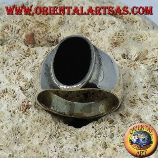 Bague en argent avec onyx ovale plat affleurant le bord
