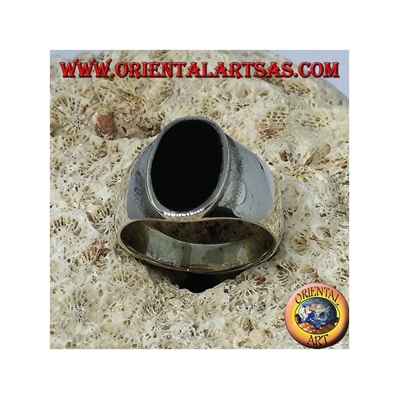 Bague en argent avec onyx ovale plat affleurant le bord