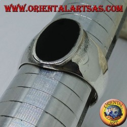 Bague en argent avec onyx ovale plat affleurant le bord