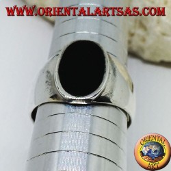 Anillo de plata con ónix oval plana al ras del borde.