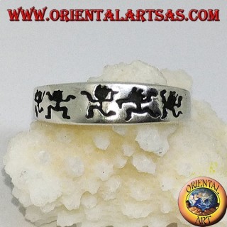 Anillo de la banda de plata con hombres bailando grabados