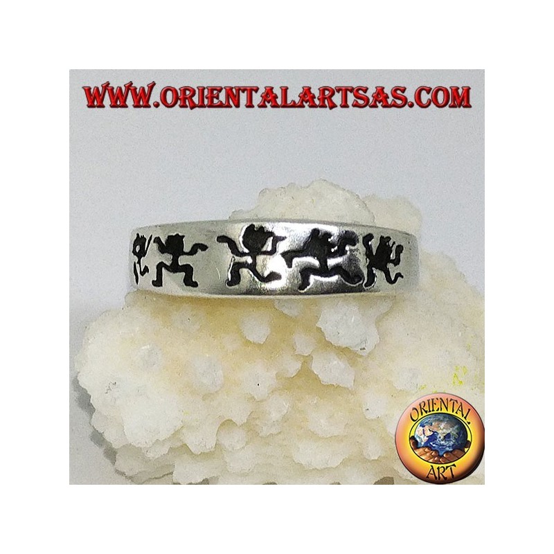 Bague en argent avec des hommes dansants gravés