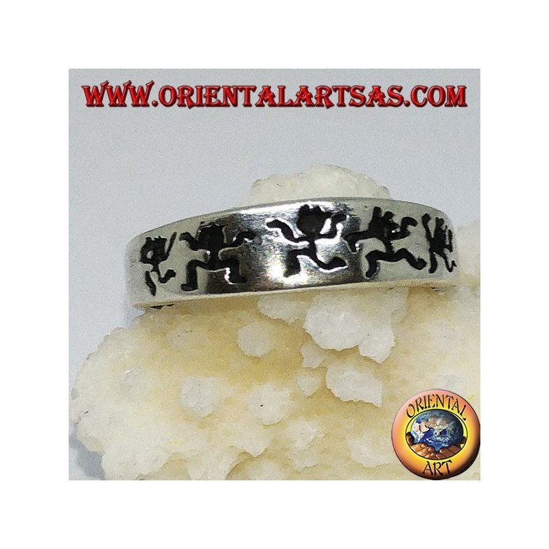 Bague en argent avec des hommes dansants gravés
