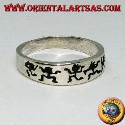 Anillo de la banda de plata con hombres bailando grabados