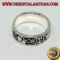 Sortija de plata con diseños en bajorrelieve maorí.