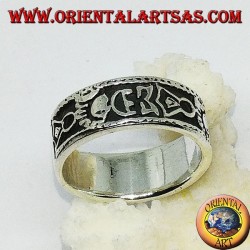 Bague en argent avec motifs maoris en bas-relief