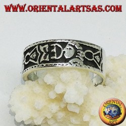 Sortija de plata con diseños en bajorrelieve maorí.