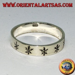 Anello fedina piatta in argento con foglie incise