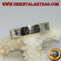 Flat silver ring with engraved leaves