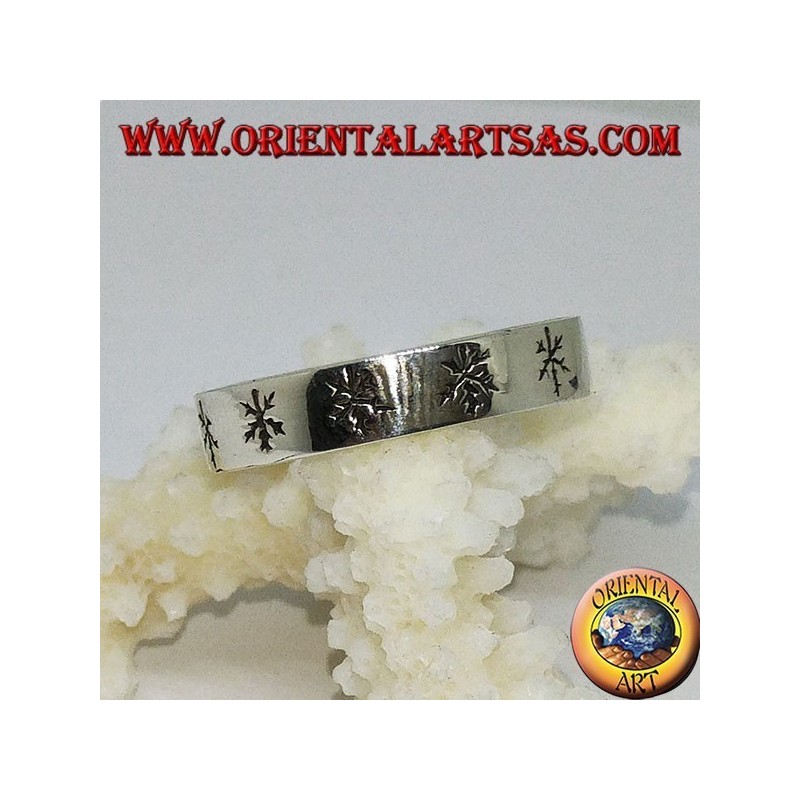 Flat silver ring with engraved leaves