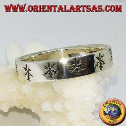 Flat silver ring with engraved leaves