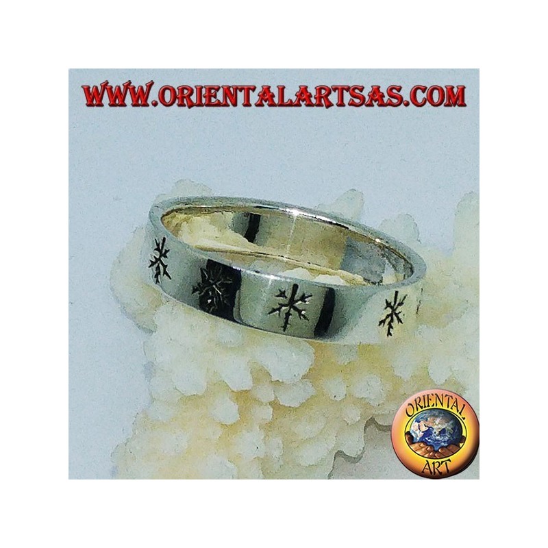 Anillo plano de plata con hojas grabadas.