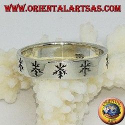 Flat silver ring with engraved leaves