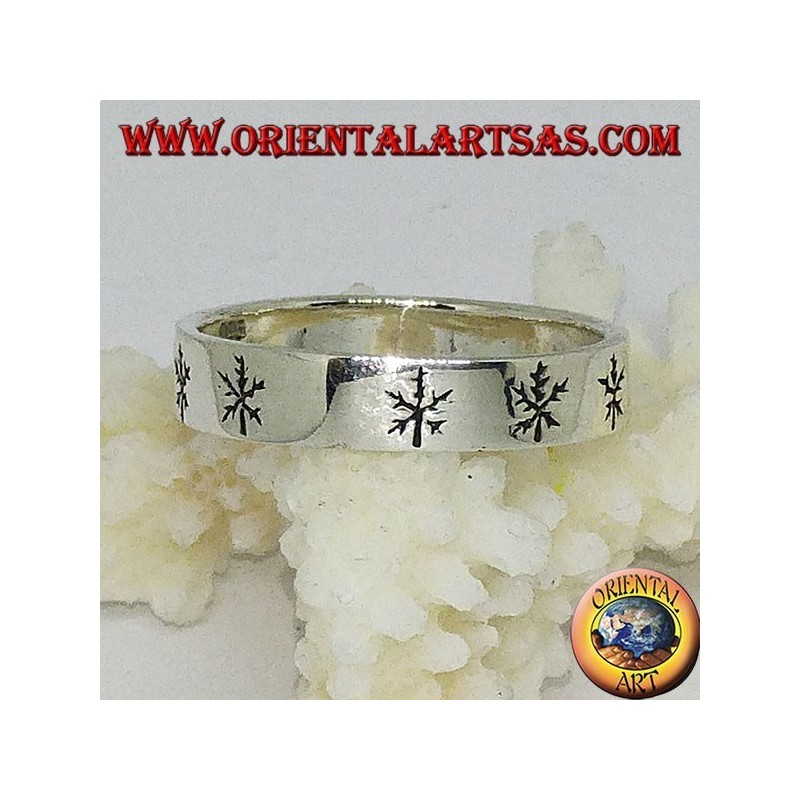 Anillo plano de plata con hojas grabadas.