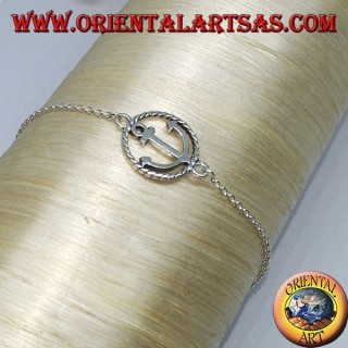 Weiches Silberarmband mit einem marineblauen Anker in der Mitte