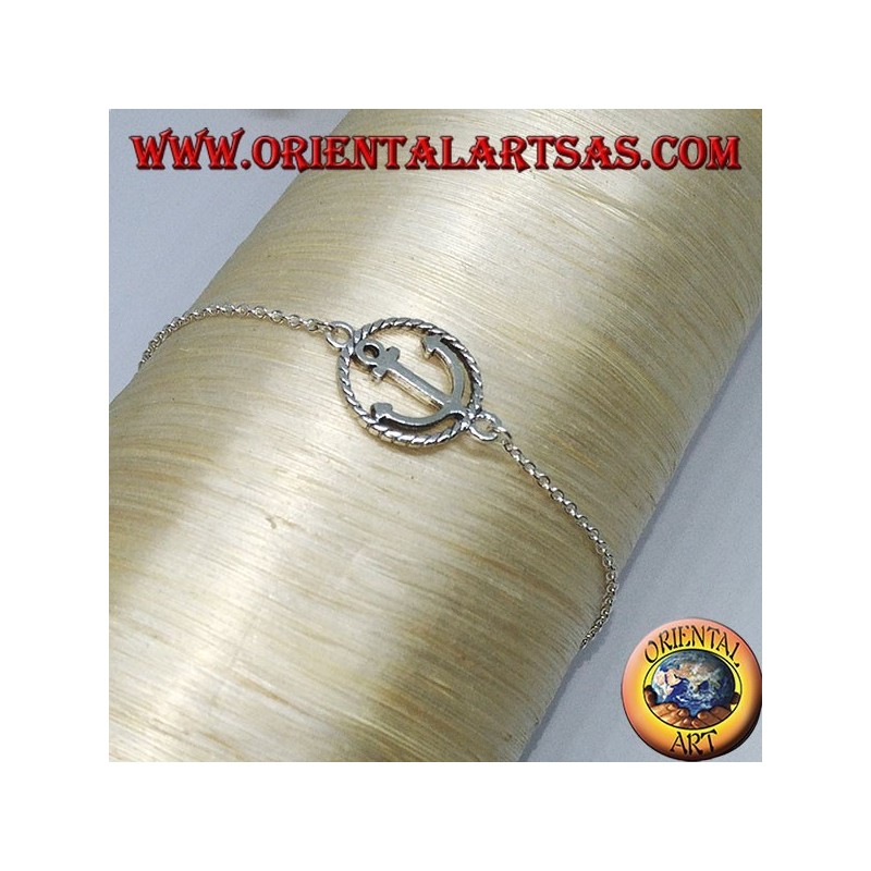 Weiches Silberarmband mit einem marineblauen Anker in der Mitte