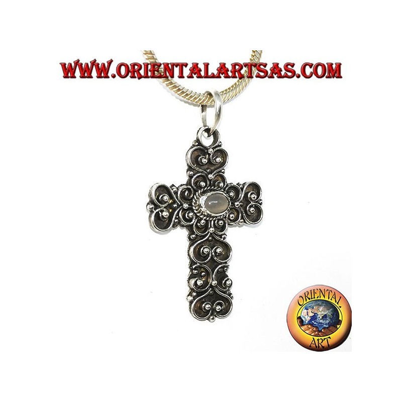Cruz de plata con piedra de luna (adularia) y decoraciones barrocas.