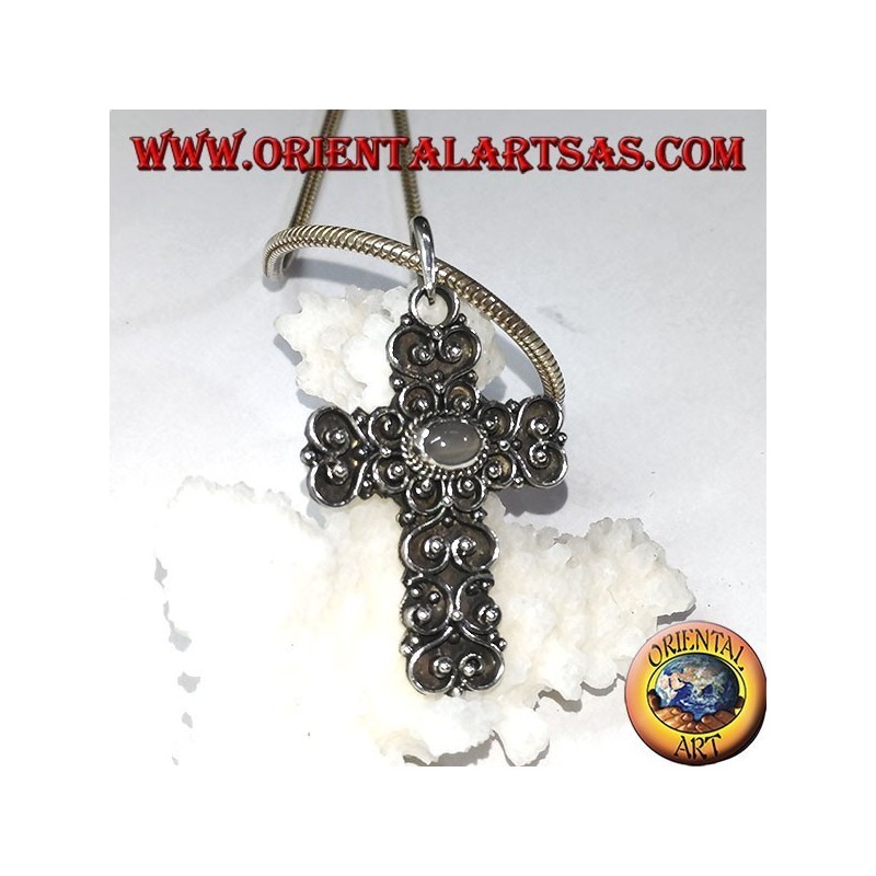 Cruz de plata con piedra de luna (adularia) y decoraciones barrocas.
