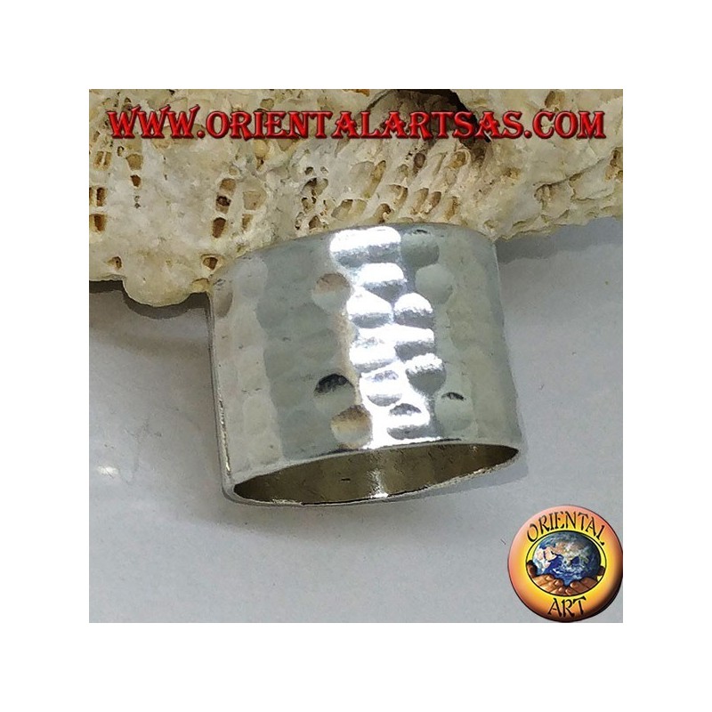Anillo de banda ancha en plata, martillado 16 mm. hecho a mano