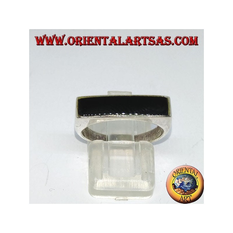 Anillo de plata con ónix rectangular estrecho.