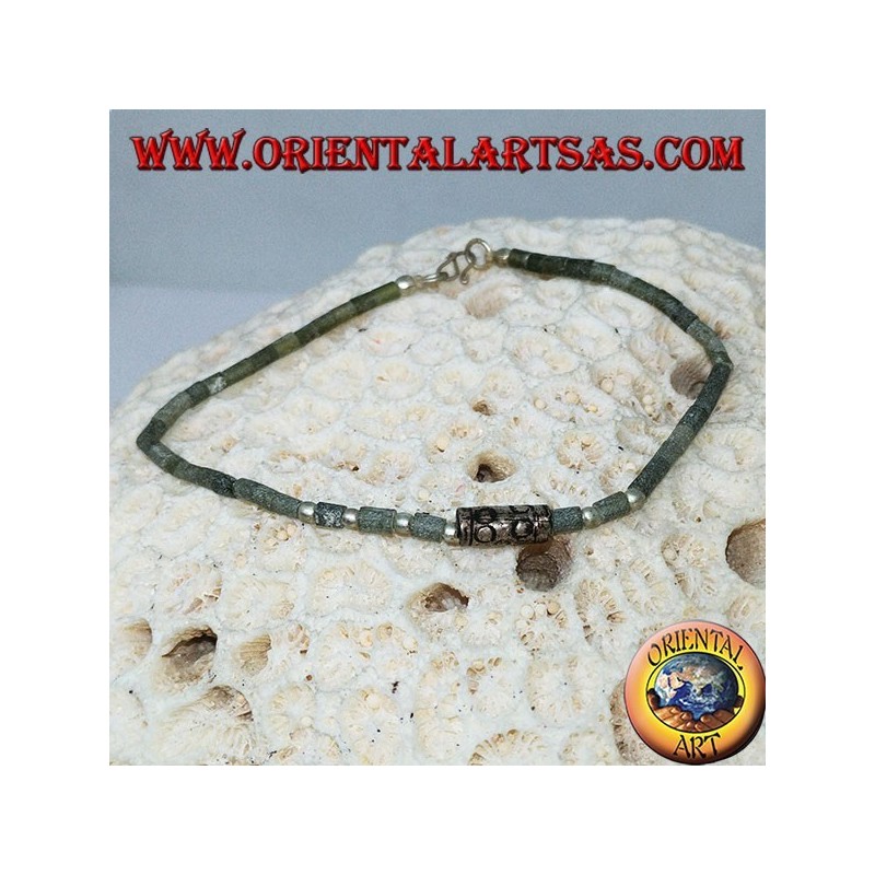 Pulseras con tubos de jade crudo y bolas de plata ensartadas.